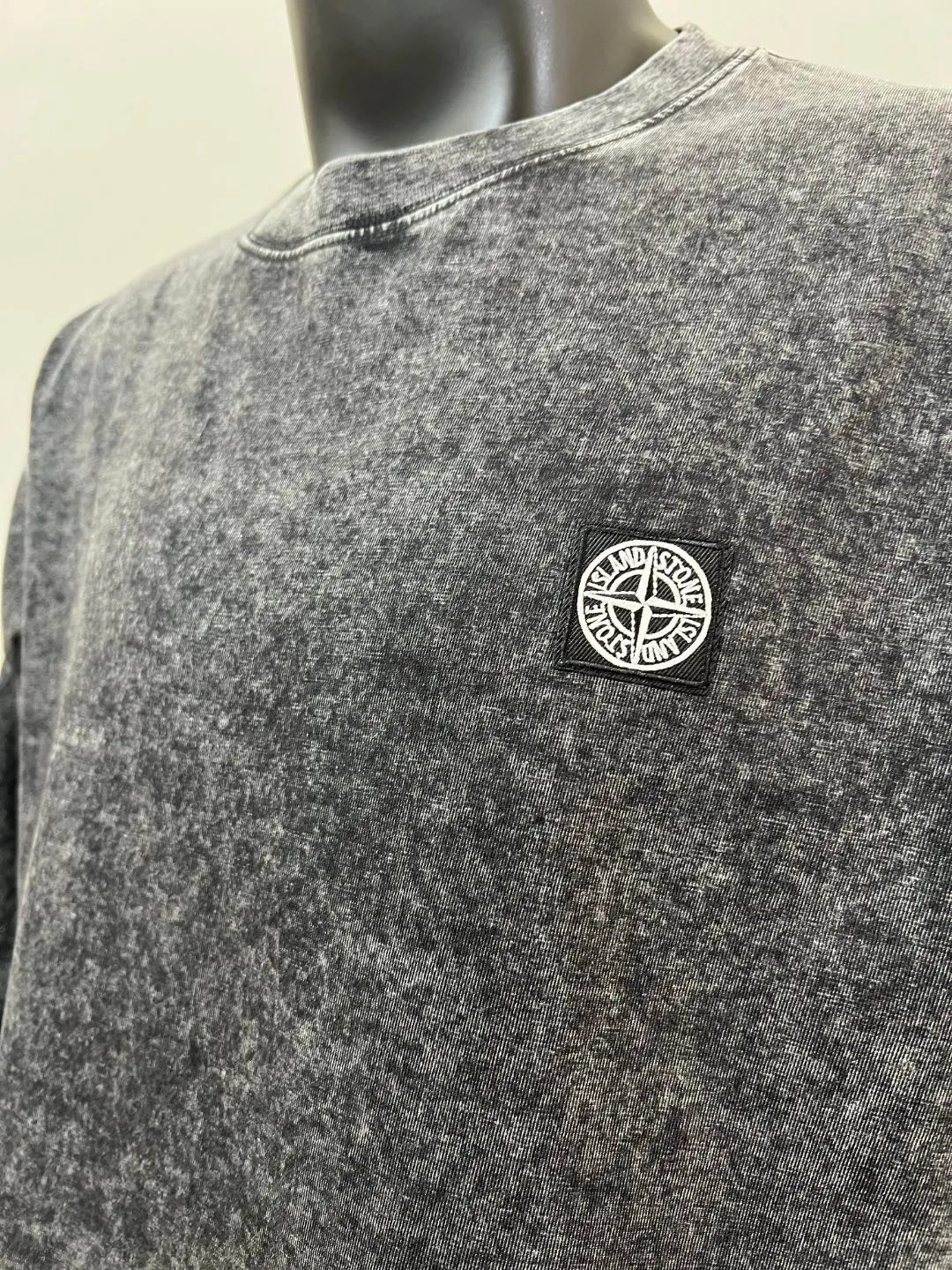 P190 STONE ISLAND Heavy industry washed 2025fw autumn and winter long-sleeved T-shirt YB embroidered small label LOGO 320g double yarn pure cotton washed and decolorized, imported machine embroidered small label embroidered letters are clean and neat, supports NFC scanning code to enter GW, YB ready-to-wear fabric collar hemming, shoulder bone and tight thread It will not deform after being worn for a long time. It has been washed with high temperature water for 4 times. The non-fading and anti-shrinking fabric is softer. The upper body has a great drape. It is comfortable and stretchable. It is a must-have item for autumn and winter outerwear wardrobes. It is the same style for men and women! Color: black, size: XS-L (maximum L can wear 210 pounds)